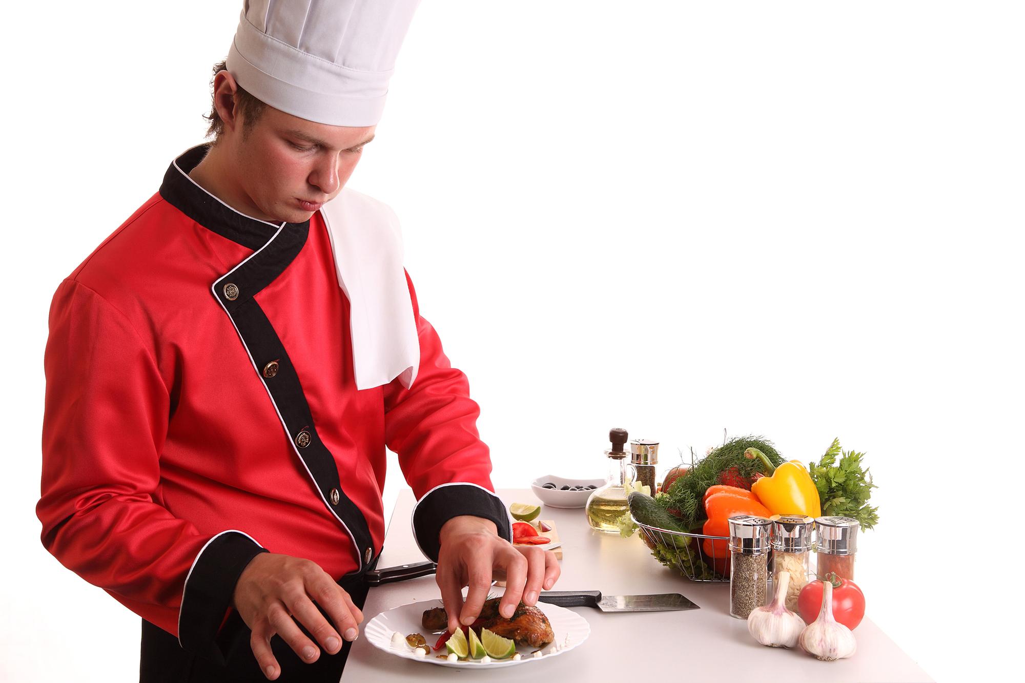 Chef locale mentre prepara una porzione raffinata