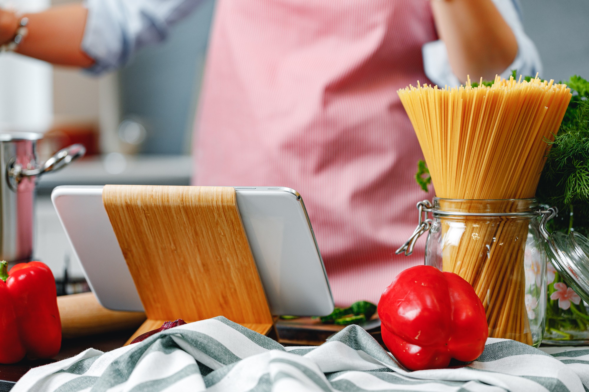 Set di utensili da cucina e laptop